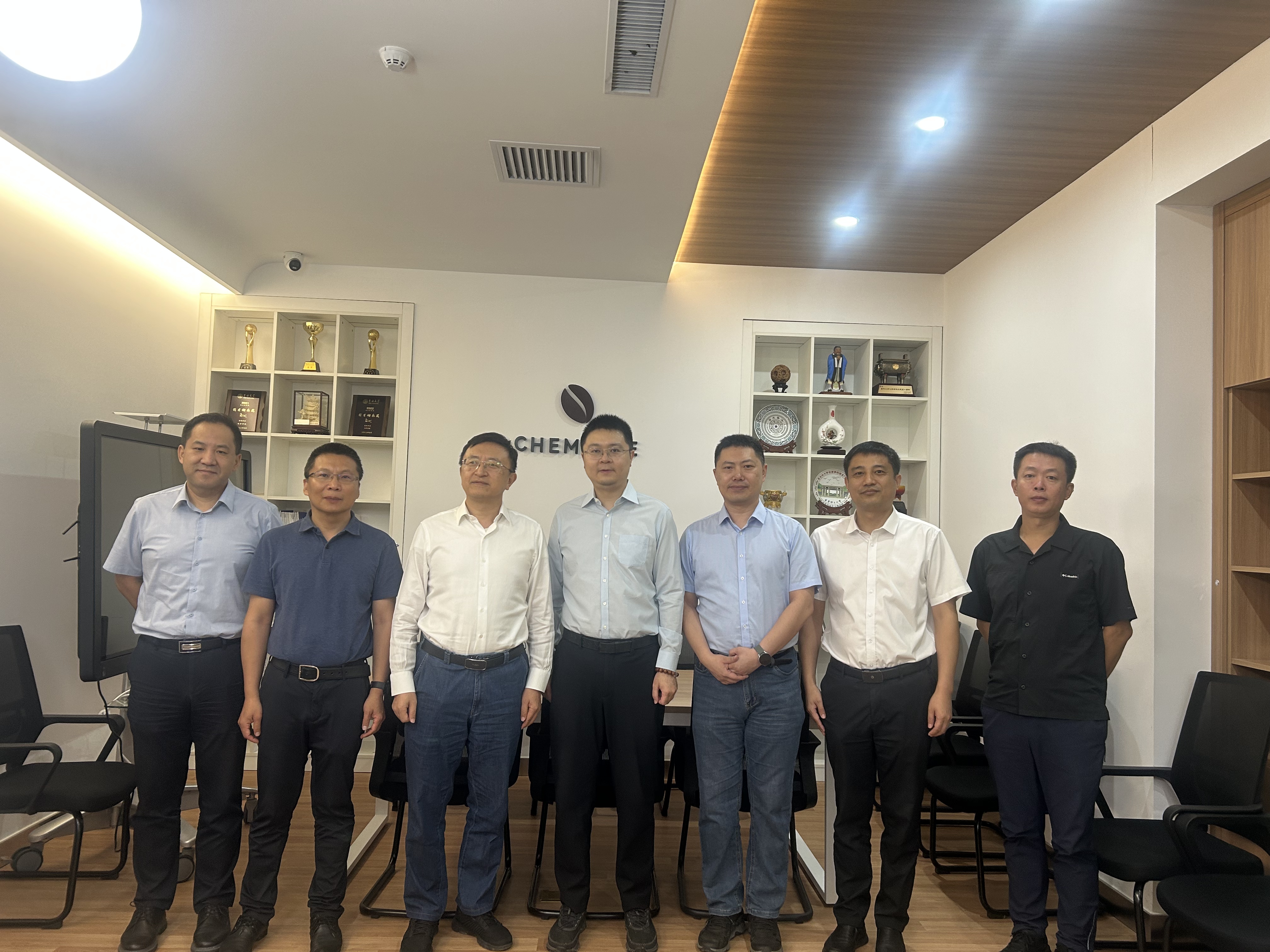 蔡立东看望慰问永利娱乐城
新引进教师吴雨辰教授